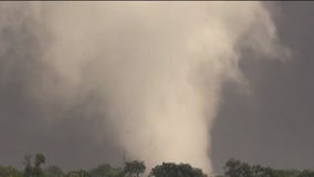 Video captures possible tornado in Chicago suburbs