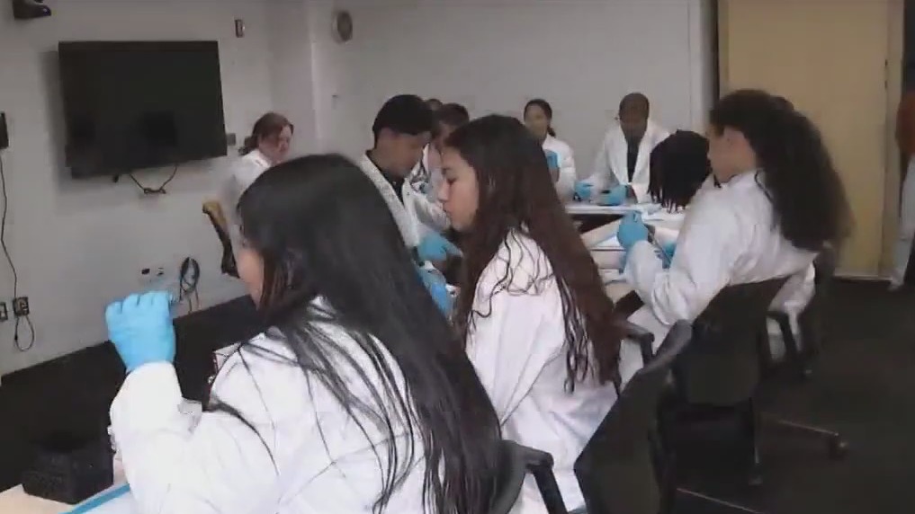 Northwestern scholars program helps kids become doctors
