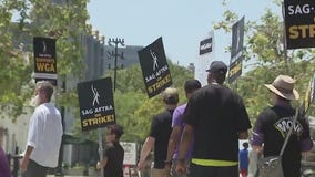 Chicago actors rally to support Hollywood writers on strike