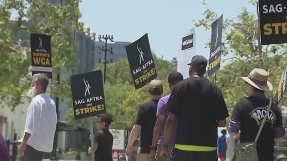 Chicago actors rally to support Hollywood writers on strike