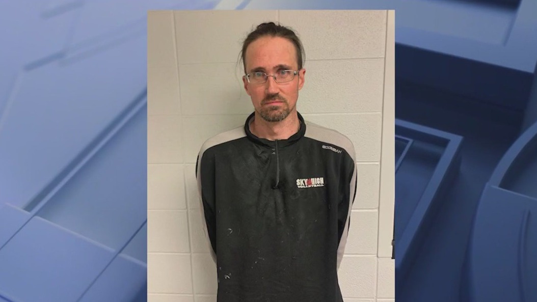 Former suburban volleyball coach charged after allegedly trying to meet teen for sex