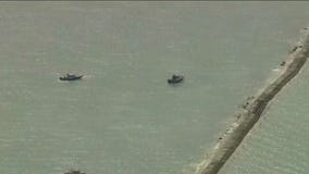 Body found hours after boat capsized near Navy Pier