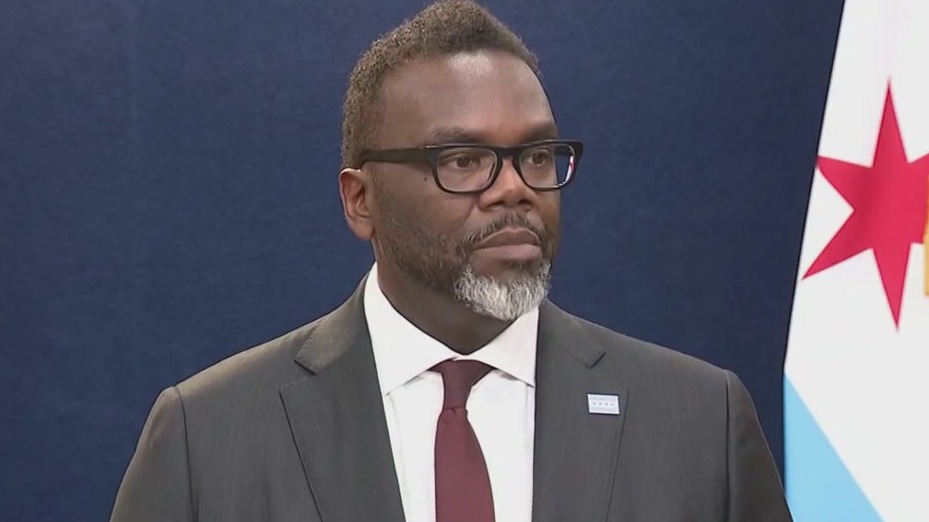 Johnson calls on federal assistance for Chicago migrant crisis