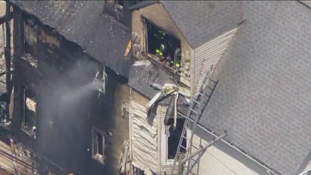 2 firefighters hurt in Humboldt Park blaze