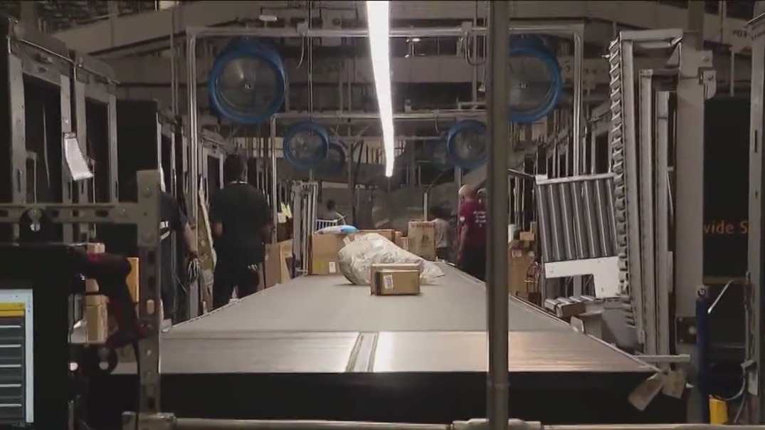 UPS to hire workers for new Chicago facility