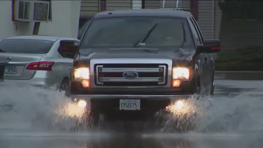 Chicagoans navigate a wet commute after Monday's downpours