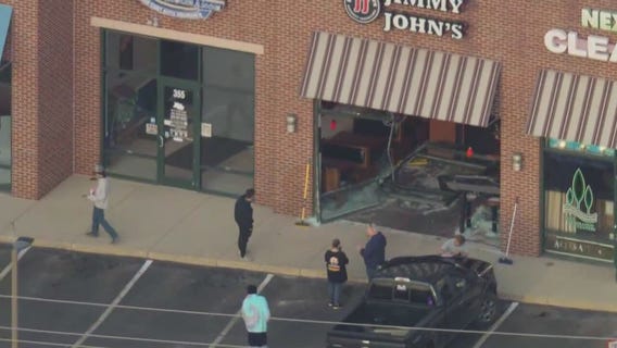 Car plows into Jimmy John?s in Woodstock