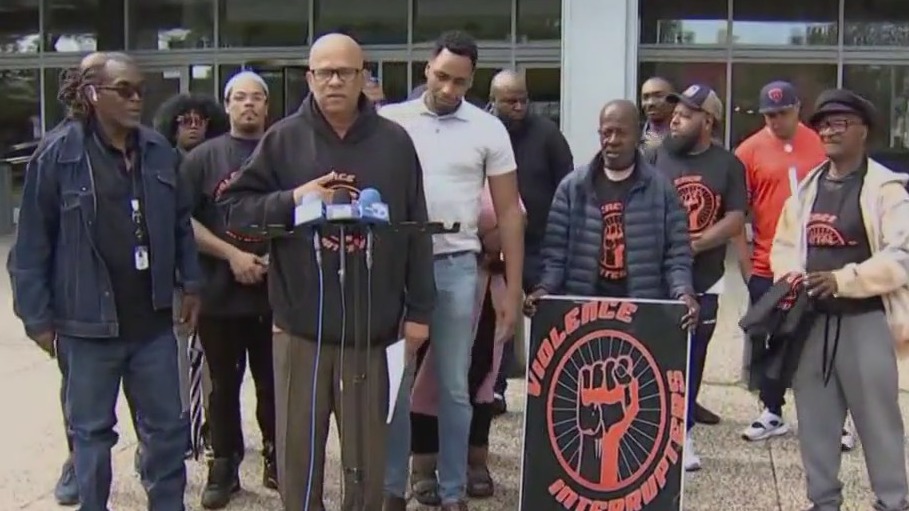Activists urge Kim Foxx, Mayor Brandon Johnson to enforce laws against violence