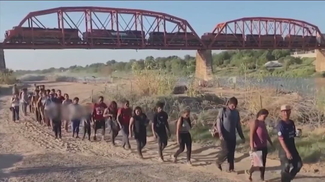 U.S. and Mexico officials regroup as border crisis intensifies