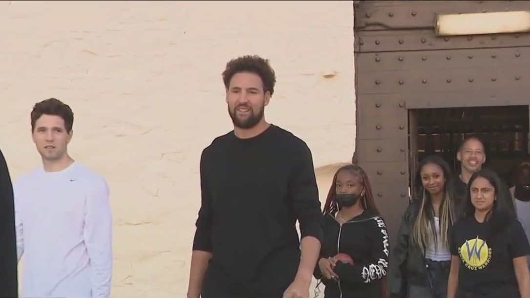 Golden State Warriors play prisoners in basketball game