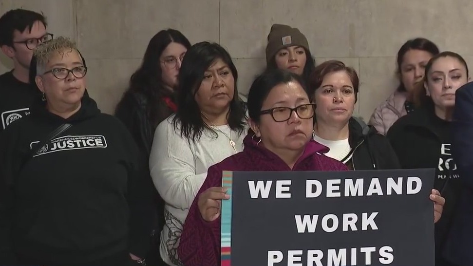Alderpersons, activists call on Chicago officials to give work permits to undocumented immigrants