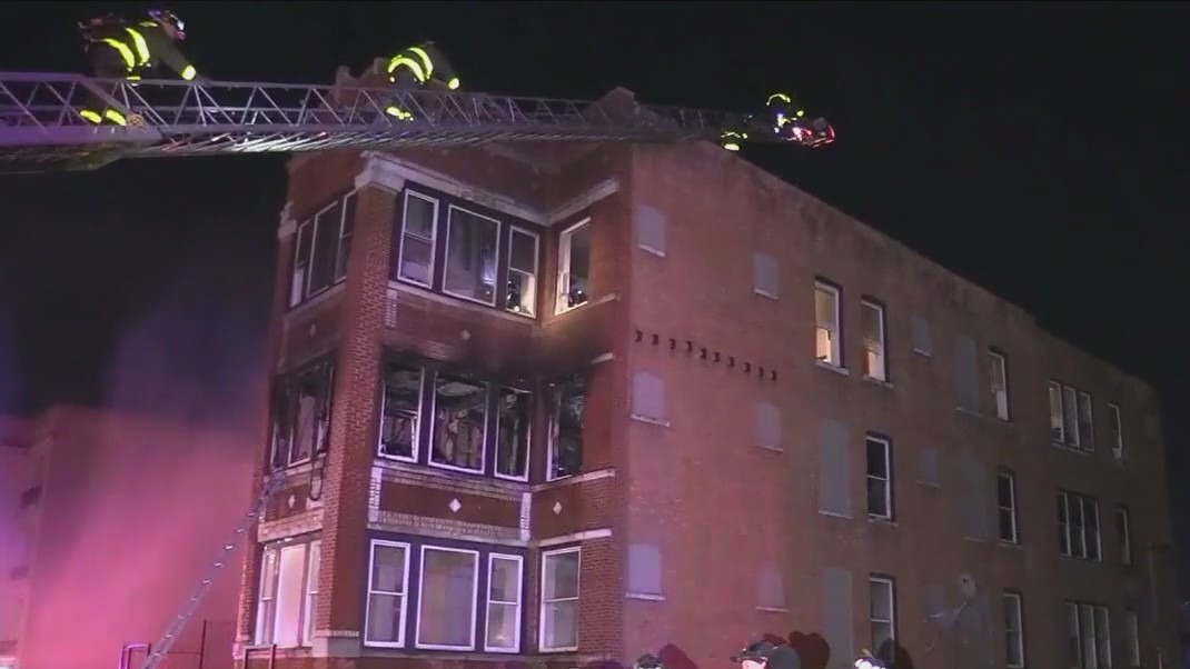West Side apartment fire displaces 20 people overnight | FOX 32 Chicago