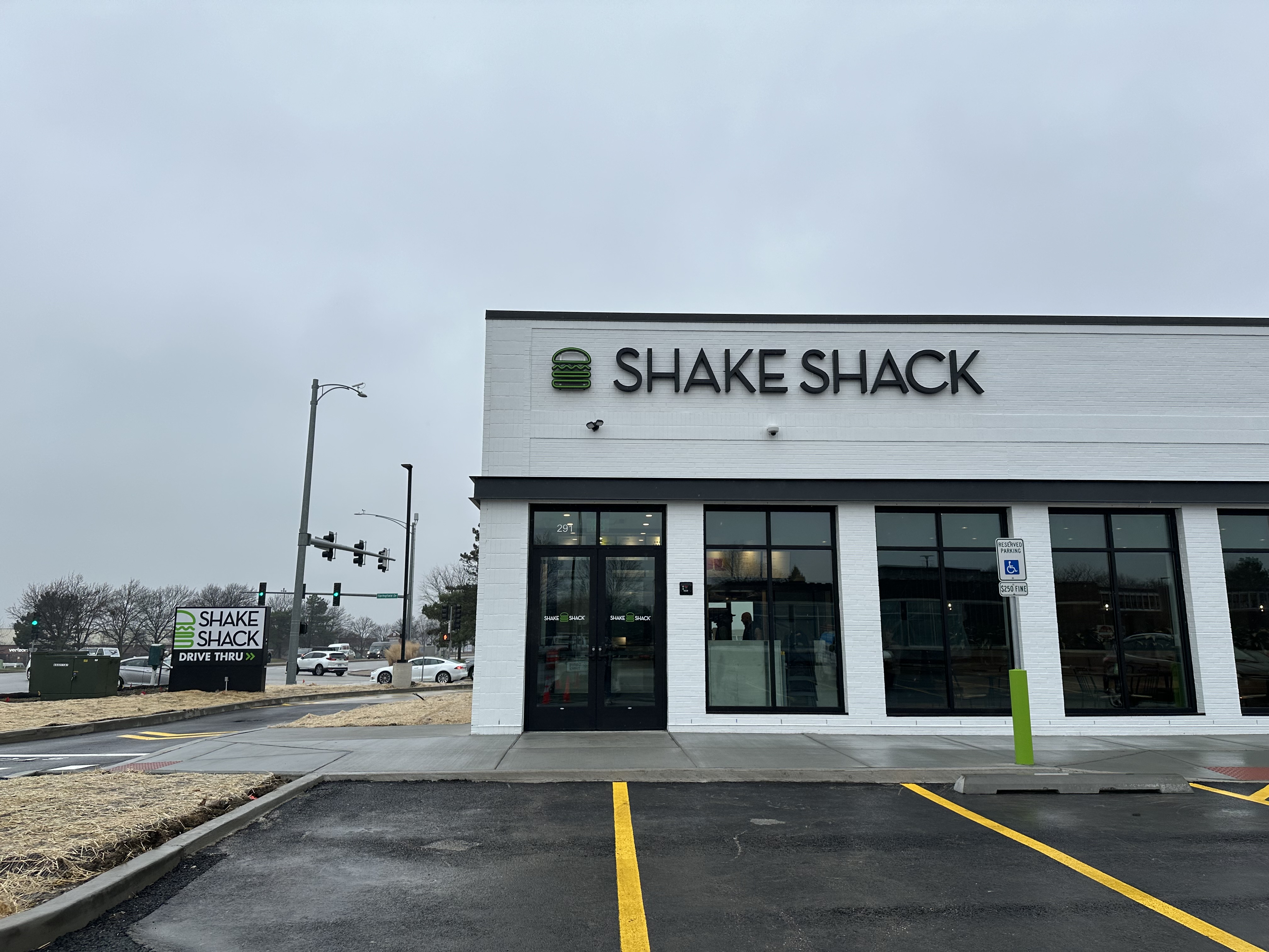 Shake Shack opens in Bloomingdale