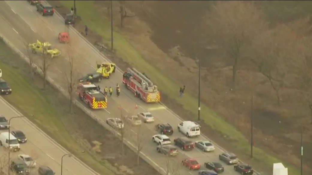 Lake Shore Drive crash shuts down NB lanes, snarls rush hour traffic