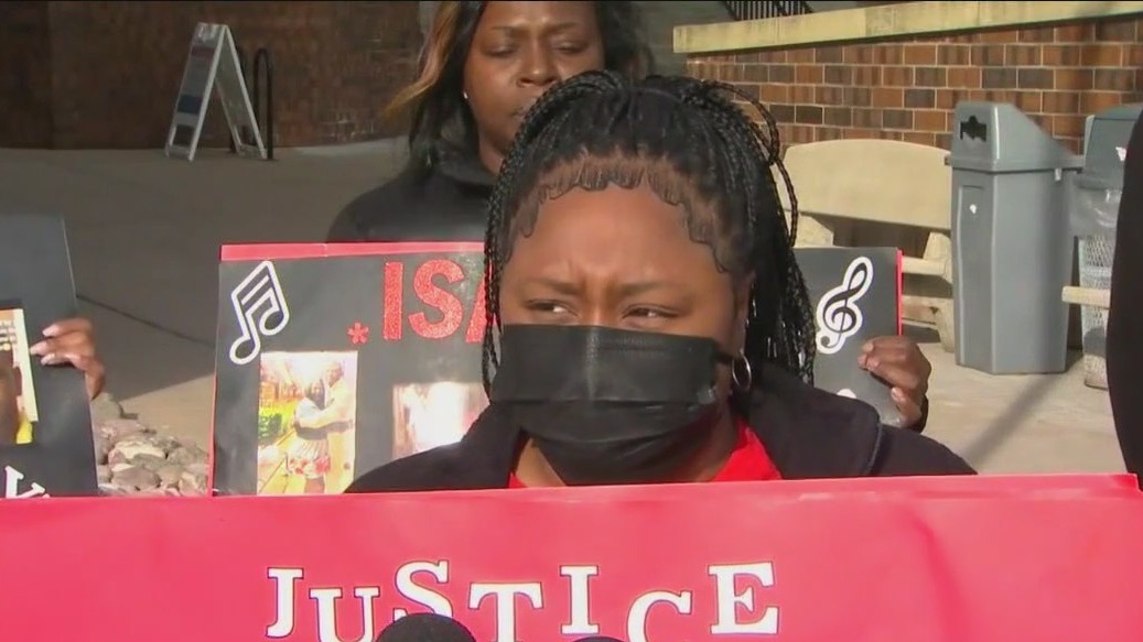 Family of man killed by Carol Stream police calls for officers' names to be released