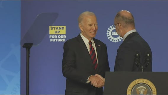 Biden courts Teamsters union vote in Washington meeting