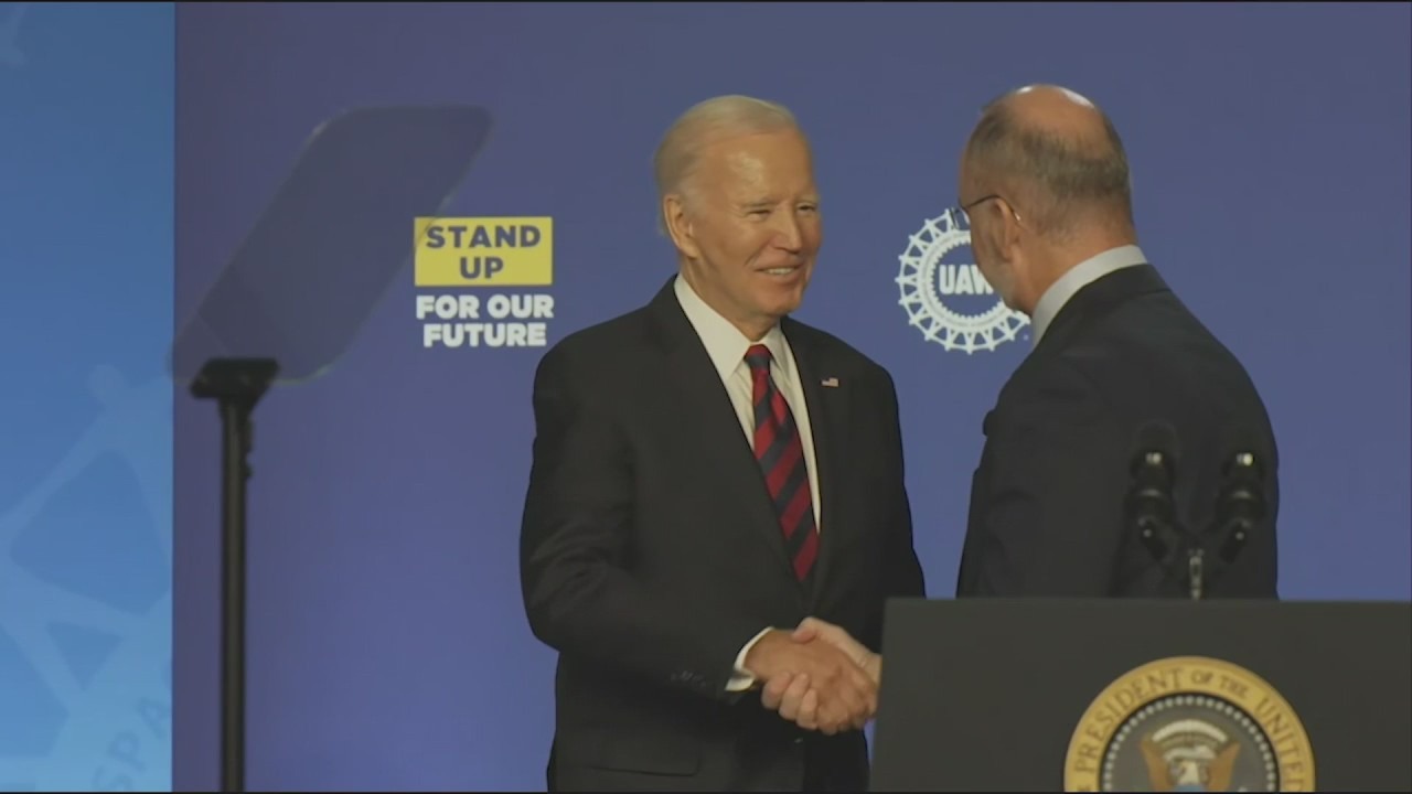 Biden courts Teamsters union vote in Washington meeting
