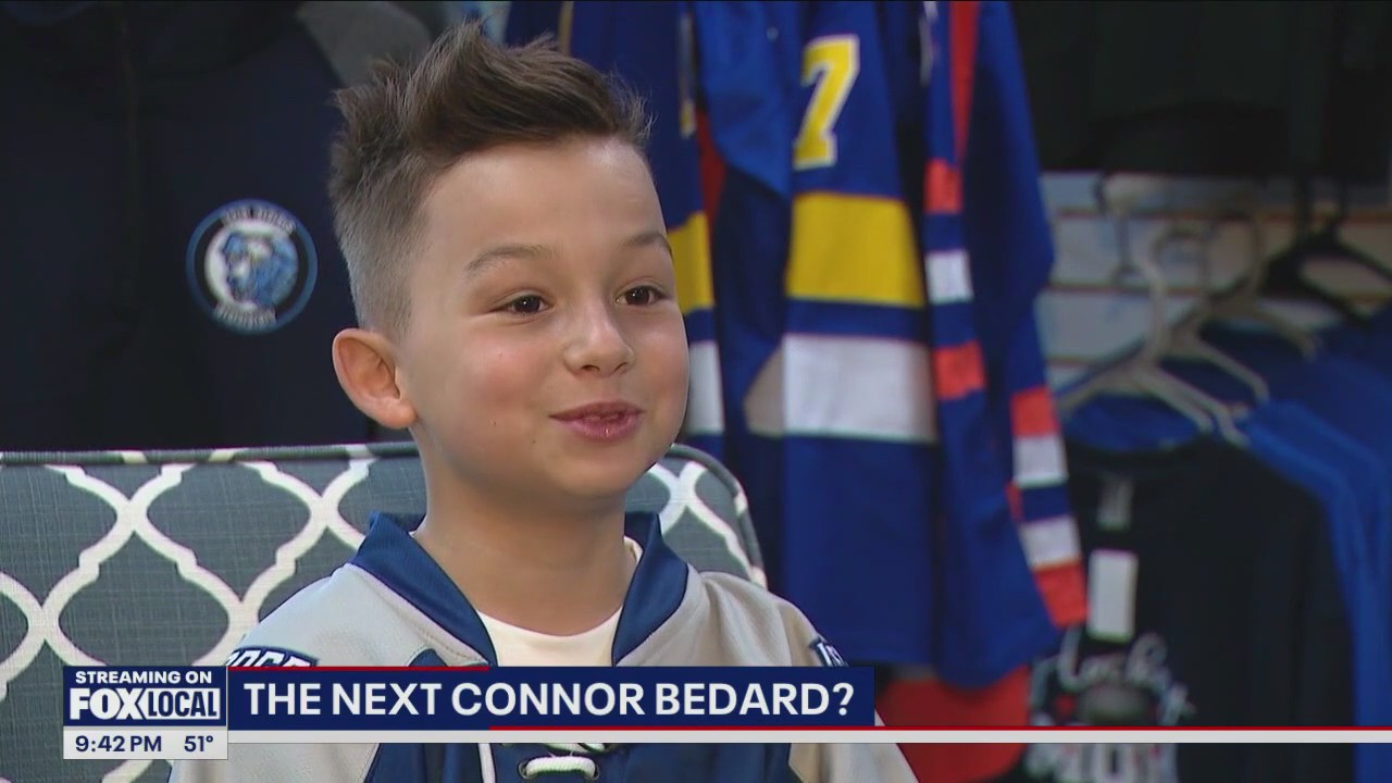 How David Oancea stokes his pro hockey dreams as the Blackhawks Junior Emcee