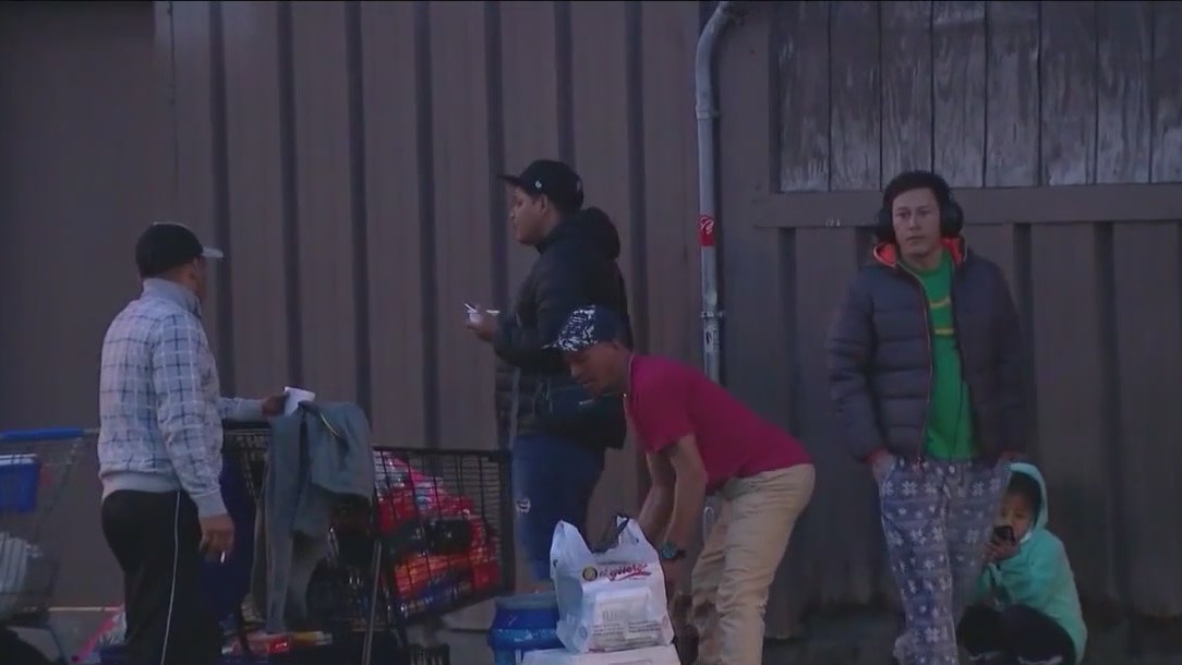 Chicago activists and aldermen push back against migrant shelter evictions