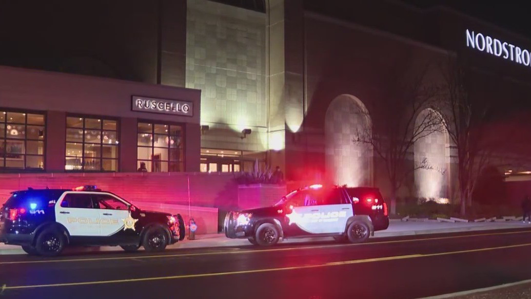 Oakbrook Center shooting: 4 injured following 'shootout' at mall