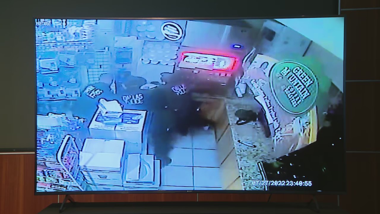 Dallas Police shoot armed suspect inside convenience store | FOX 4 ...