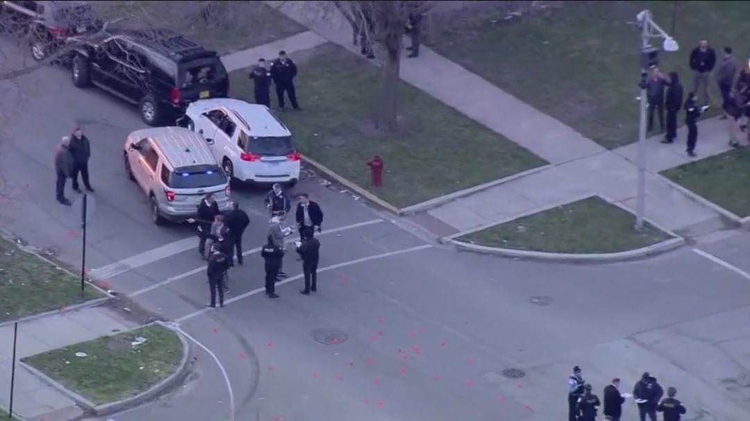 2 officers, suspect hospitalized after shooting in Humboldt Park