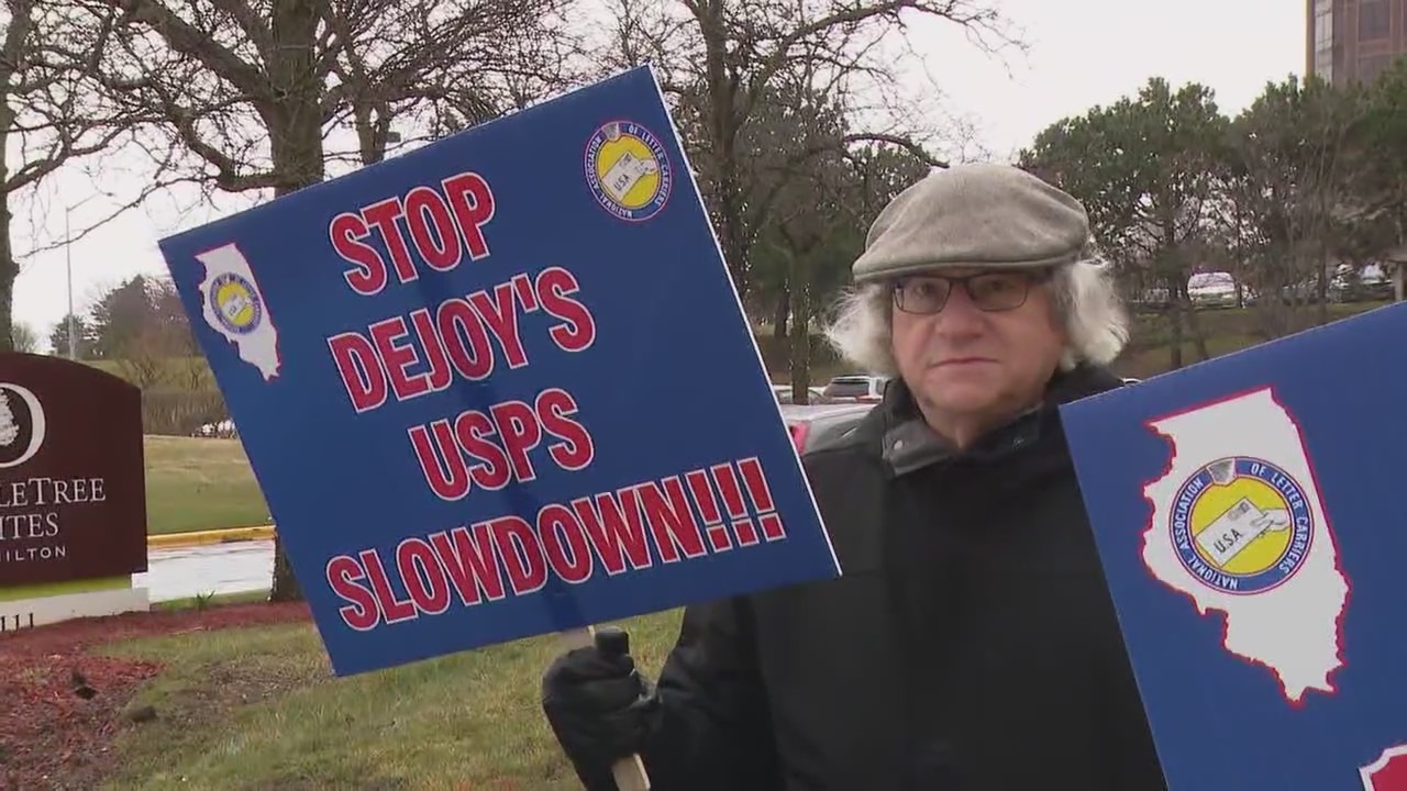 Illinois lawmakers join letter carriers in protest against Postmaster General's cutback plan