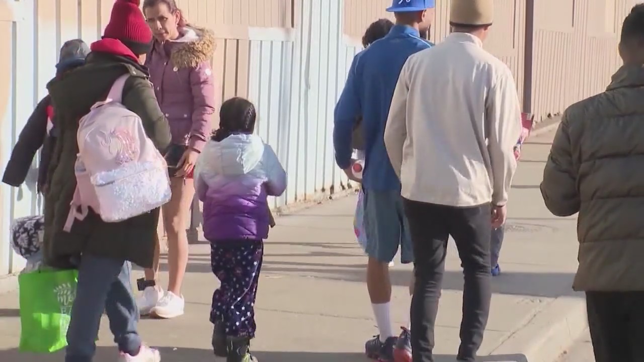 Chicago holds migrant evictions meeting