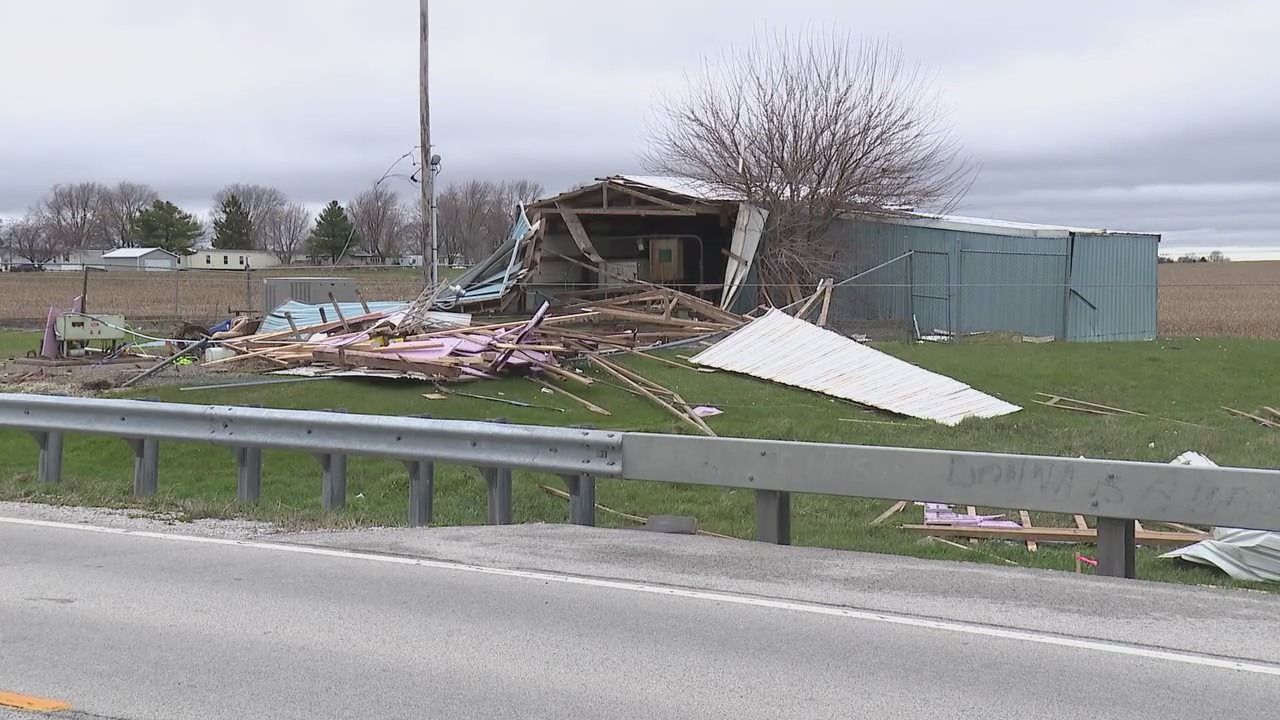 Tornado leaves behind damage in Manteno, Illinois