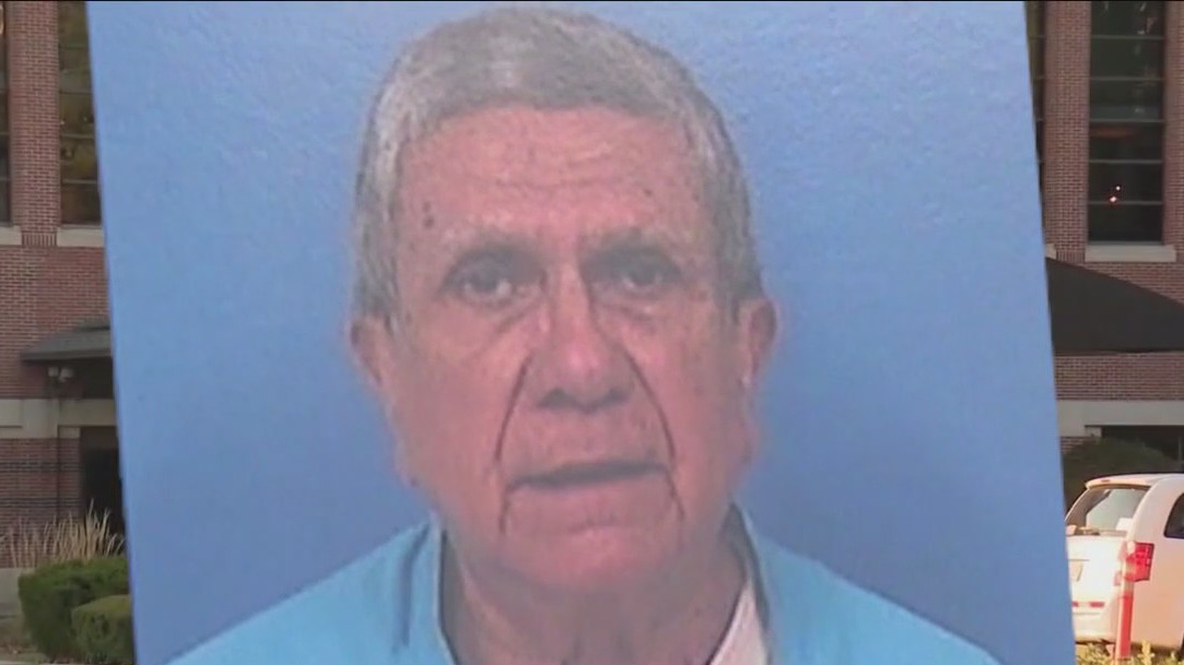 Former Chicago gynecologist faces hundreds of abuse allegations, calls for reopened investigation