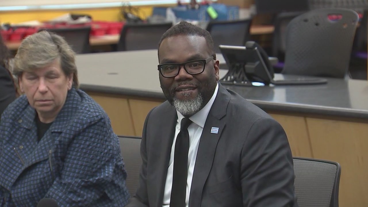 Chicago school hosts roundtable to tackle educational challenges