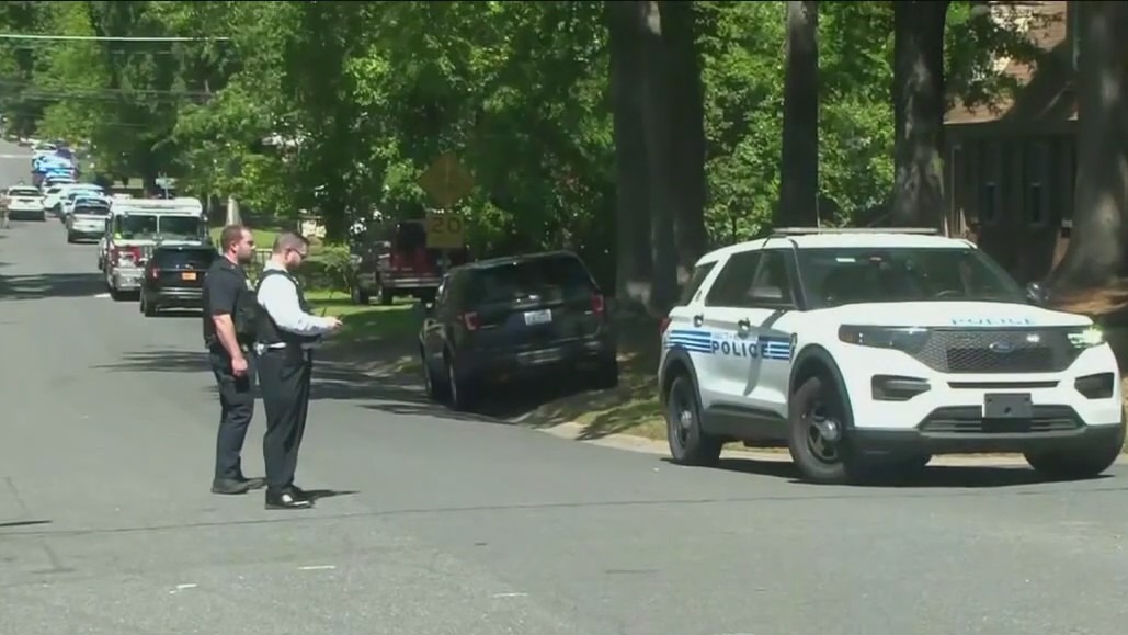 North Carolina shootout: 4 officers killed while serving warrant in Charlotte
