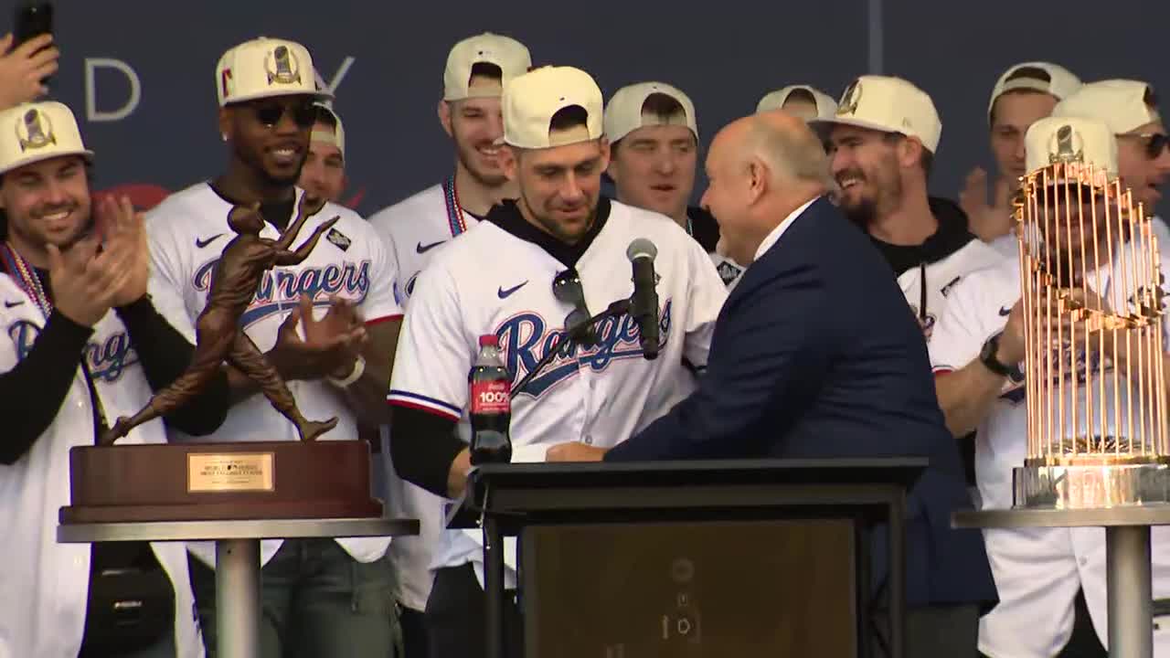 Rangers Nathan Eovaldi speaks at World Series parade