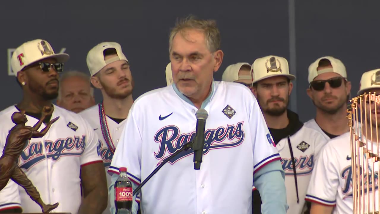 Rangers manager Bruce Bochy speaks at WS victory parade