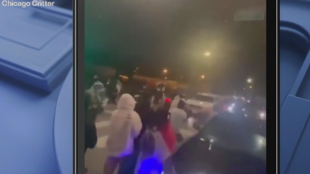 Man dies after gunman fires shots through car windshield in Chicago