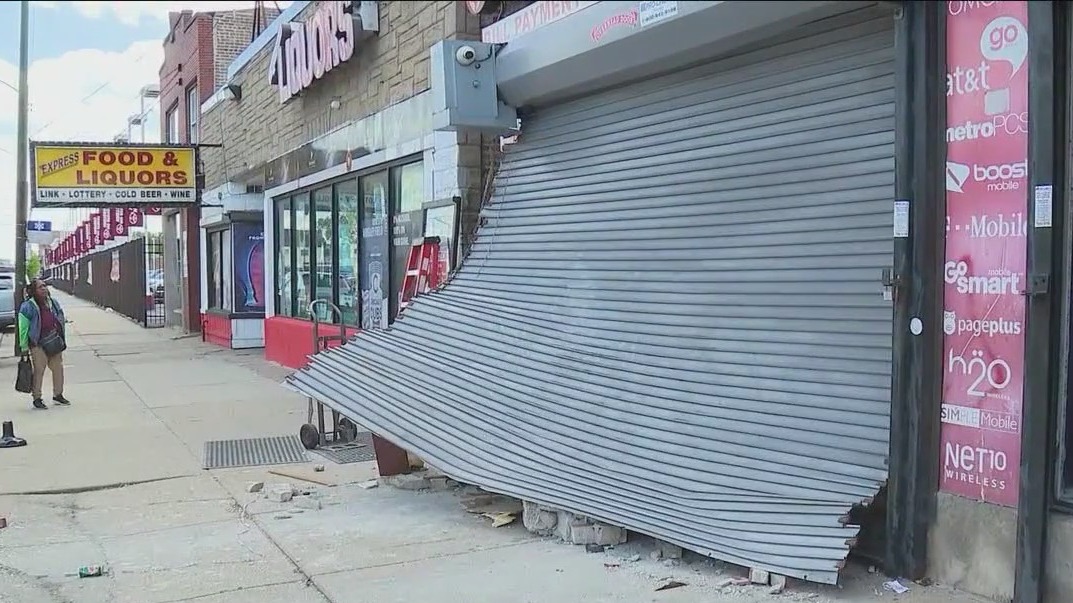 SUV crashes into Chicago Lawn electronics store; theft follows