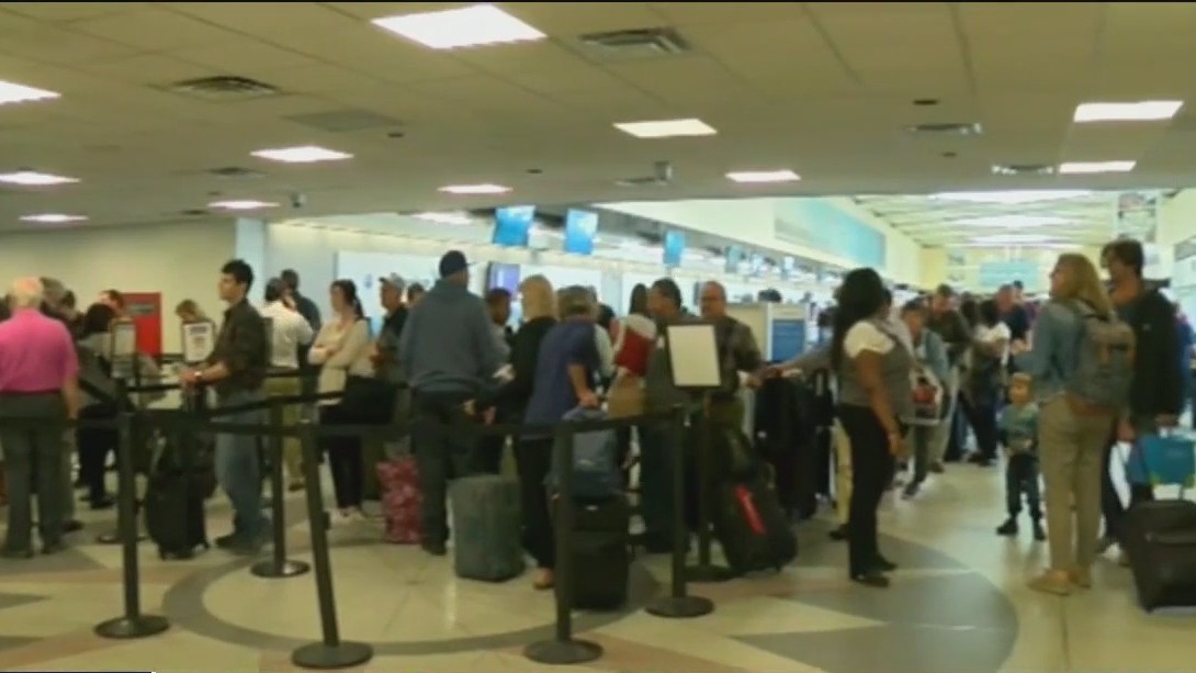 Busy Thanksgiving travel at Newark airport