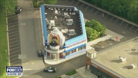 Cleaning crew worker stabs girlfriend at Portillo's in Elmhurst