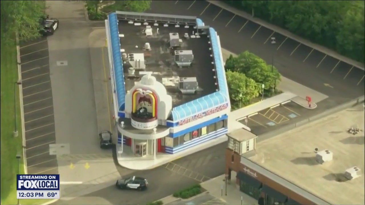 Cleaning crew worker stabs girlfriend at Portillo's in Elmhurst