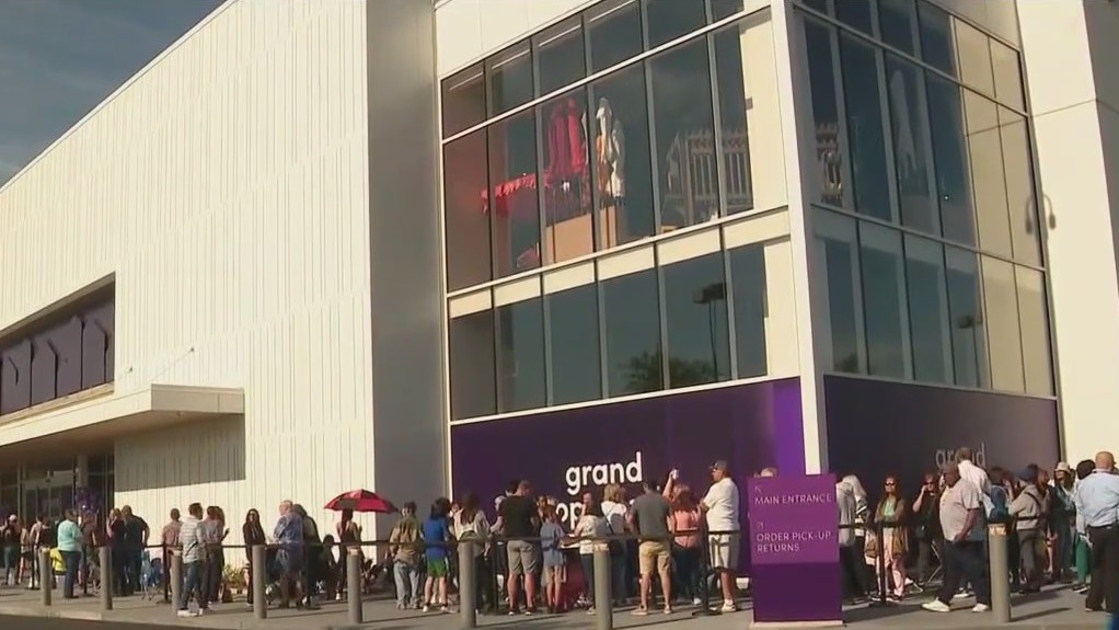 Wayfair opening: Shoppers wait in line for hours in Wilmette for grand opening