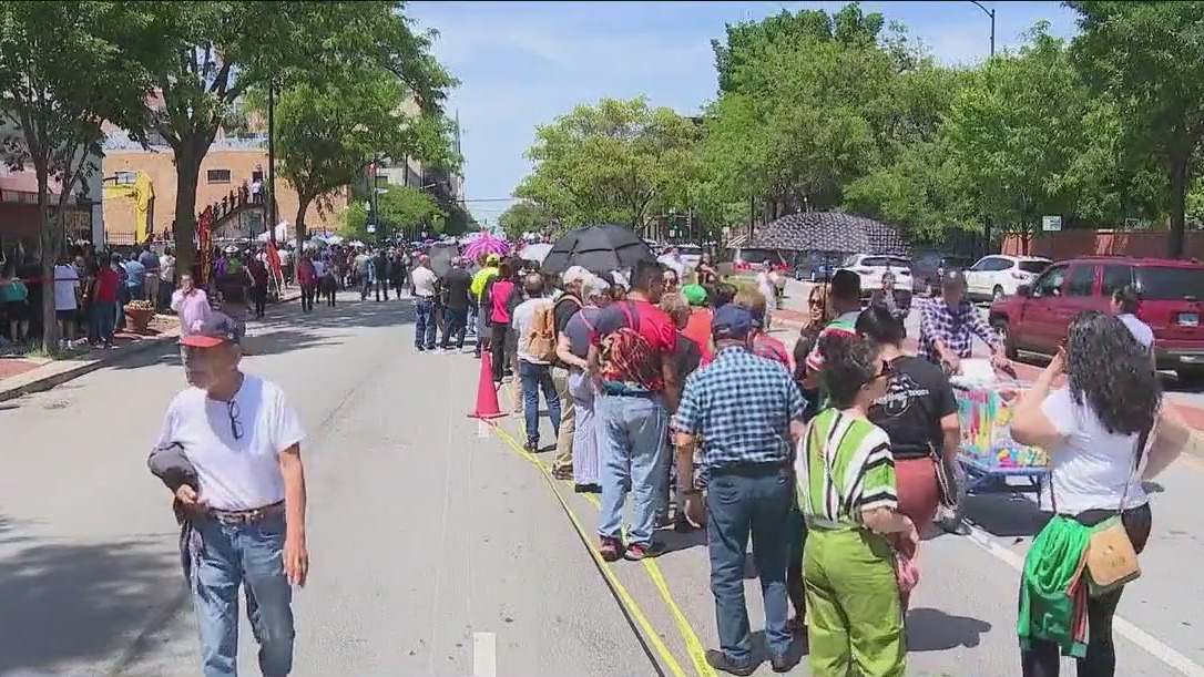 Massive crowds swarm consulate's office in Chicago to vote in Mexican election