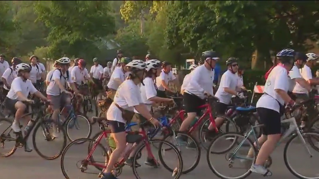 Hundreds of Chicago bicyclists ride to Michigan City to fight childhood cancer