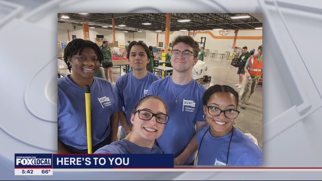 Hunt Leadership scholars volunteer at food bank