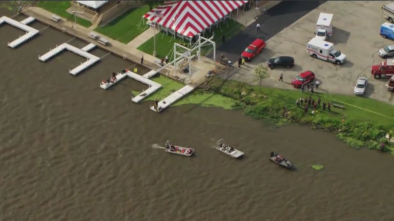 Authorities search for missing child in Kankakee River