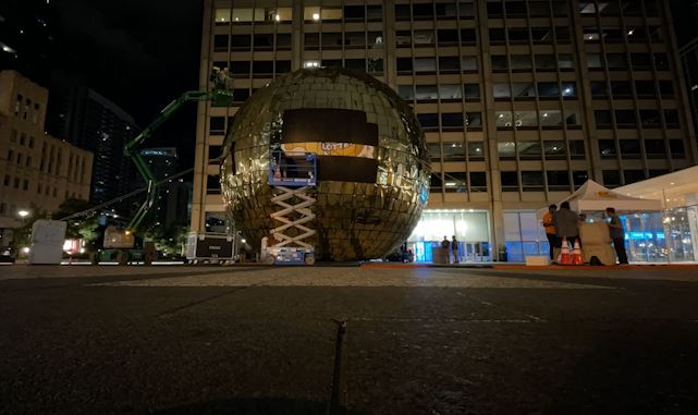 Illinois Lottery: Timelapse of disco ball on Michigan