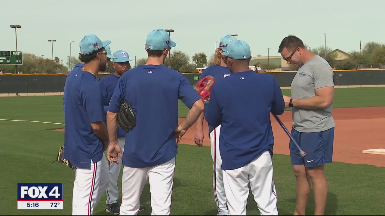 Bruce Bochy jokes about MLB's new see-through pants