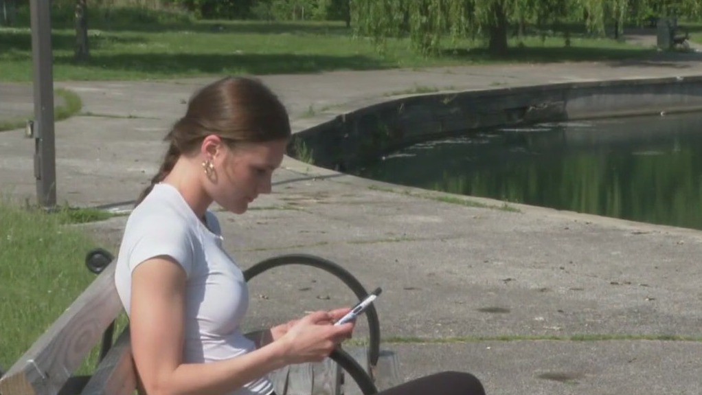 Holding your smartphone wrong can lead to injury