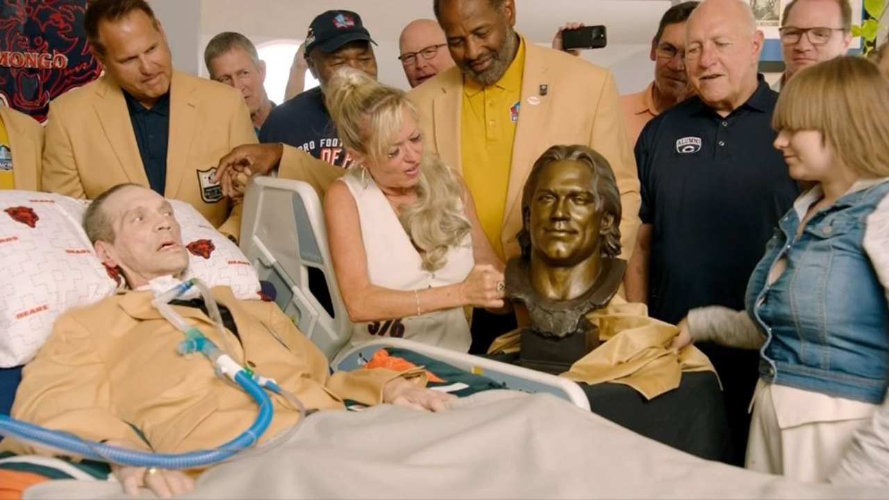 Steve ?Mongo? McMichael enters the Pro Football Hall of Fame in ceremony at his home