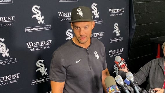 Grady Sizemore, White Sox players talk after falling 7-6 to the Cubs