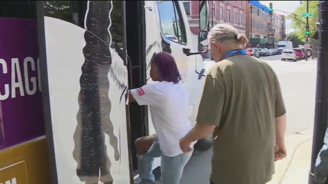 DNC delegates get taste of Chicago's West Side with Dilla bus tour